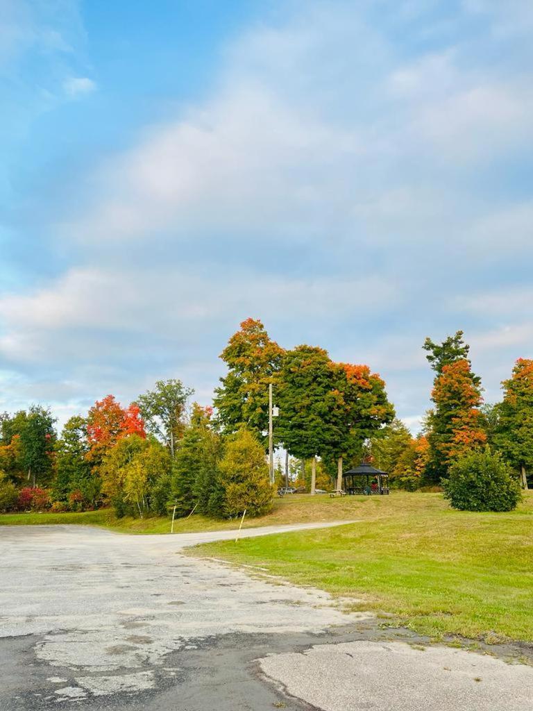 Calabogie Motor Inn Экстерьер фото