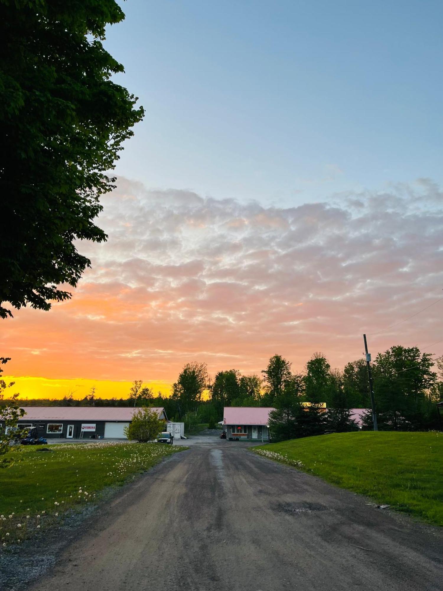 Calabogie Motor Inn Экстерьер фото