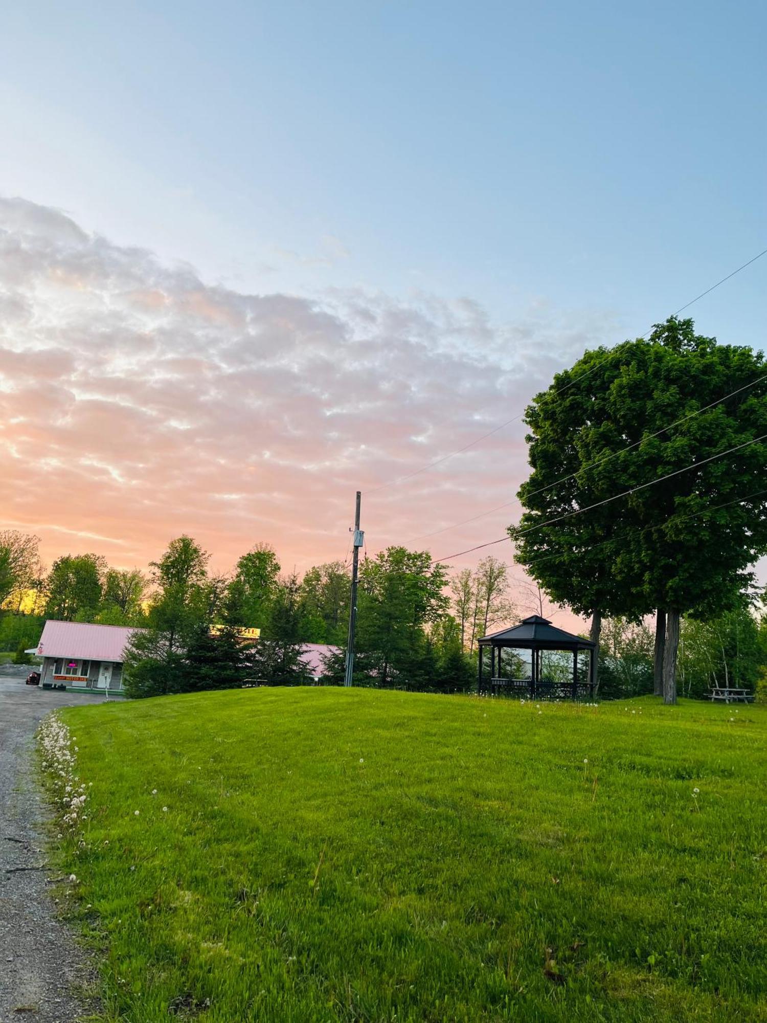 Calabogie Motor Inn Экстерьер фото